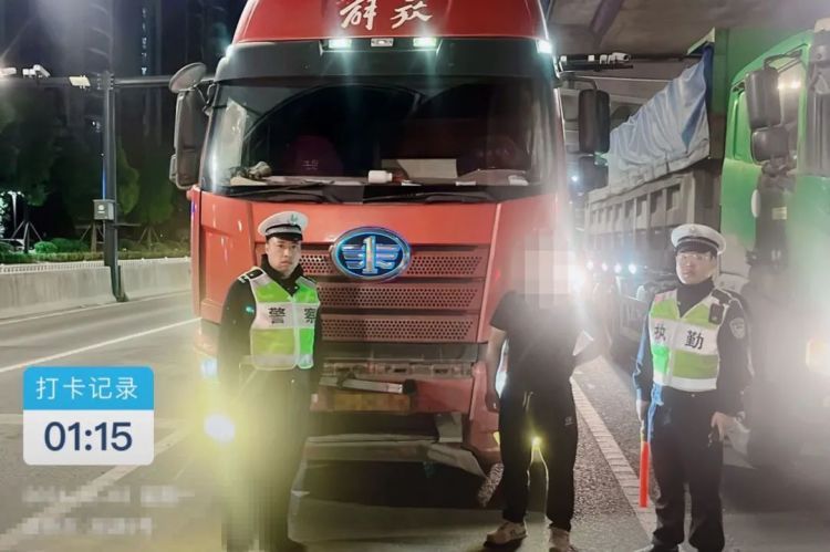 改装货车“组队”上高架，交警快速拦截