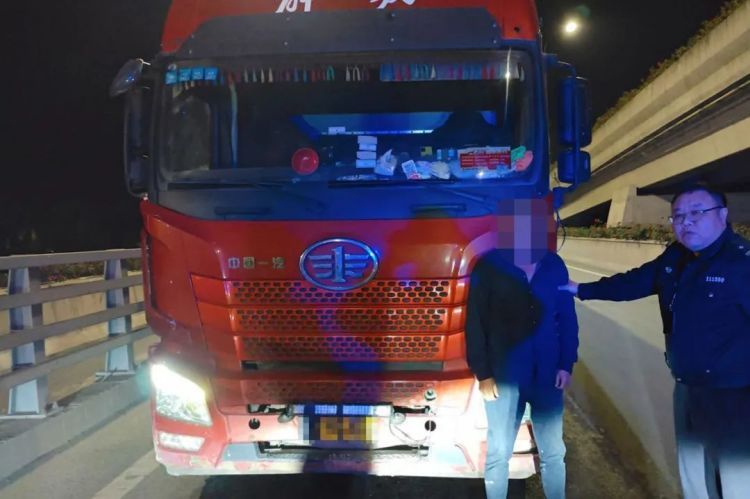 改装货车“组队”上高架，交警快速拦截