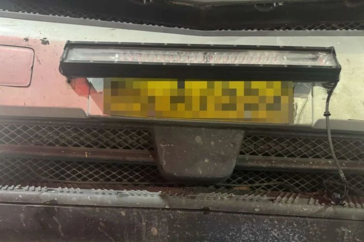 改装货车“组队”上高架，交警快速拦截