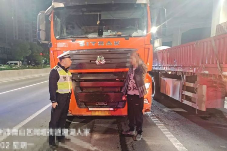 改装货车“组队”上高架，交警快速拦截