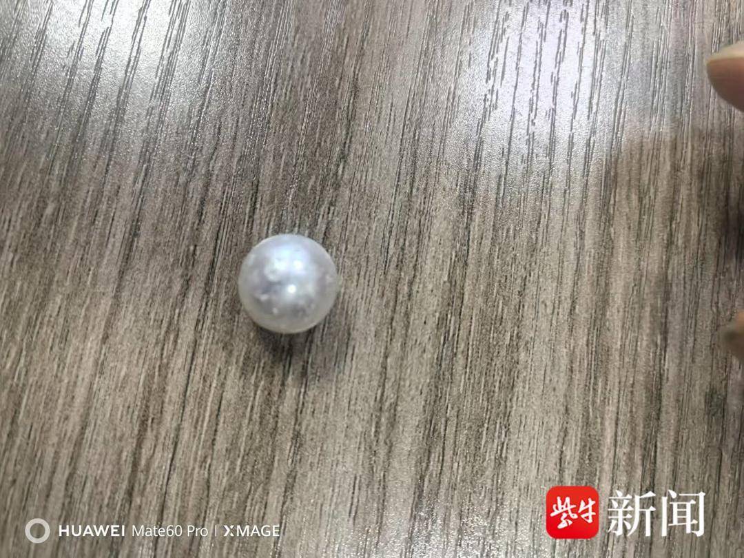 脖子上万元珍珠“失踪”,民警深夜打手电找回 脖子上万元珍珠“失踪”,民警深夜打手电找回