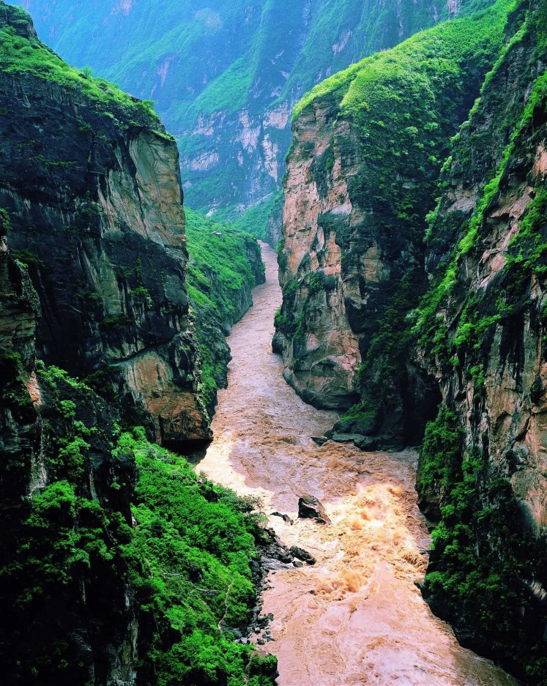 李现打卡虎跳峡拍出“人生照片”！很多人想Get同款，景区提醒→
