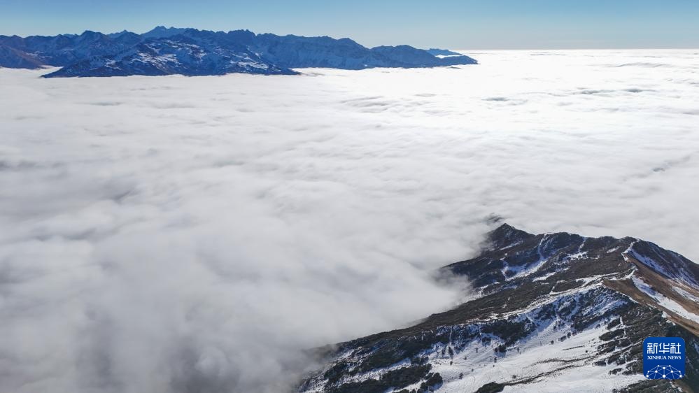 夹金山：冬日云海漫山间