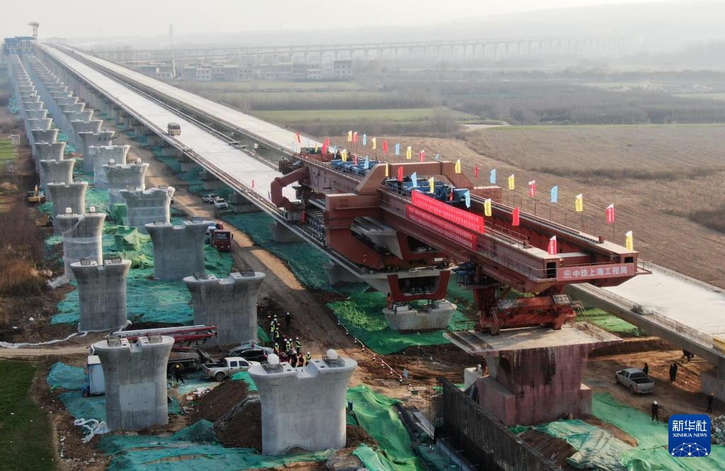 西十高铁西安方向箱梁架设完成