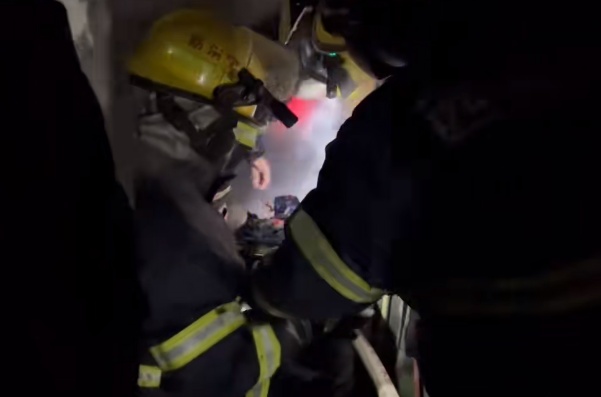 火炕失控烧家,消防员二进火场救下大爷价值8000的“履珍” 火炕失控烧家,消防员二进火场救下大爷价值8000的“履珍”