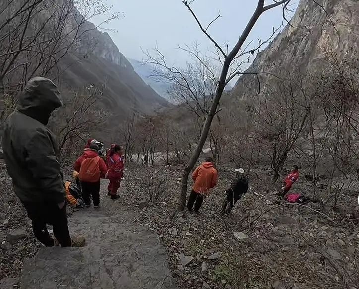 当红男演员悬崖边举国旗拍照爆火！景区紧急提醒→