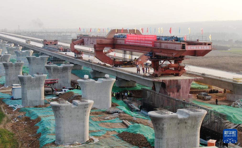 西十高铁西安方向箱梁架设完成