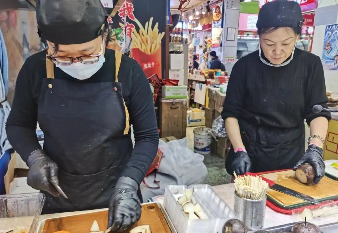 延长营业时间、冻梨冻柿子变果切……哈尔滨道里菜市场服务又上“新高度” 延长营业时间、冻梨冻柿子变果切……哈尔滨道里菜市场服务又上“新高度”