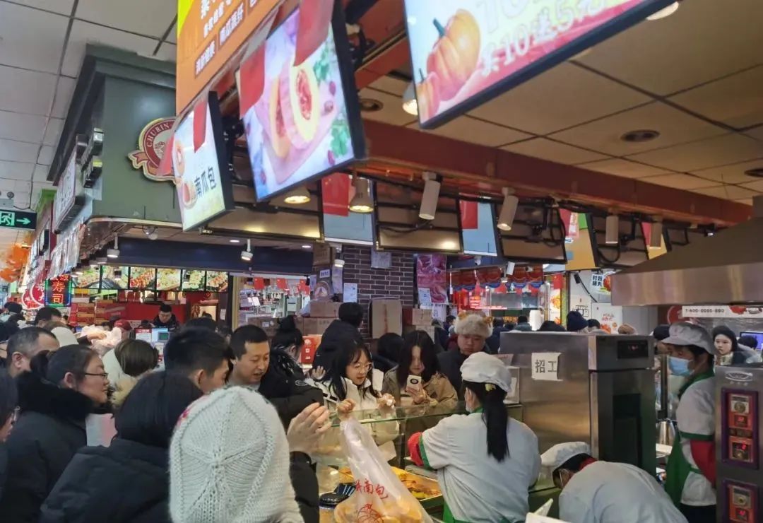 延长营业时间、冻梨冻柿子变果切……哈尔滨道里菜市场服务又上“新高度” 延长营业时间、冻梨冻柿子变果切……哈尔滨道里菜市场服务又上“新高度”