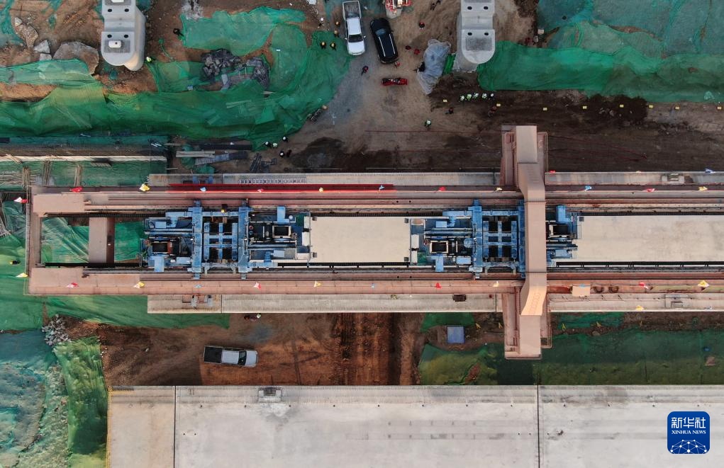 西十高铁西安方向箱梁架设完成