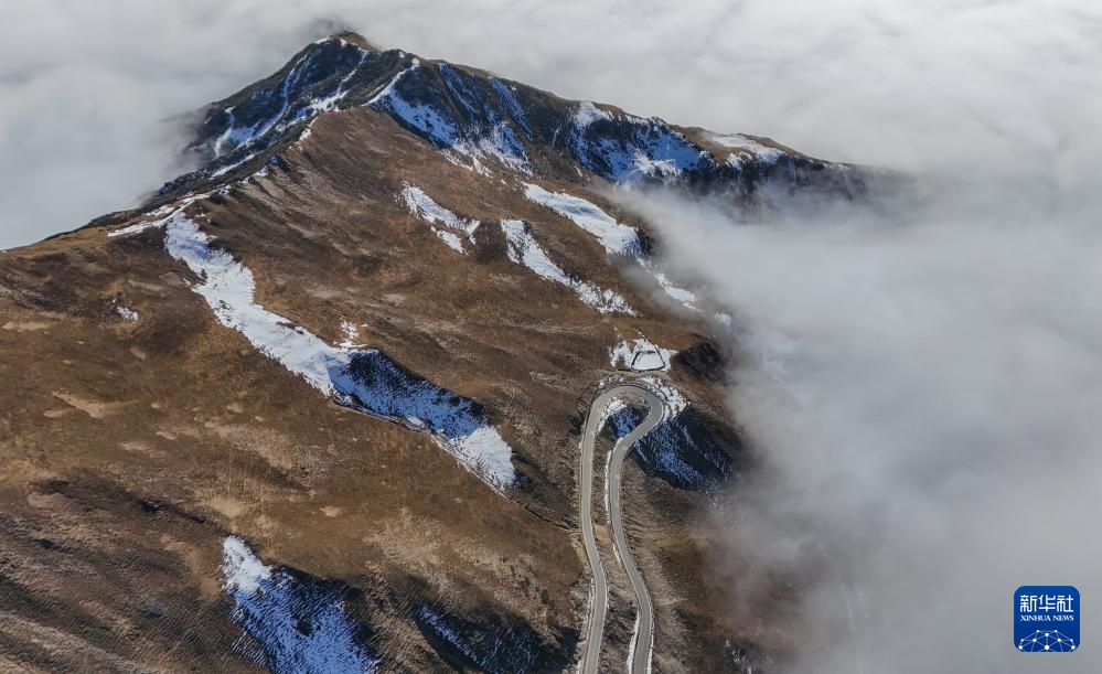 夹金山：冬日云海漫山间