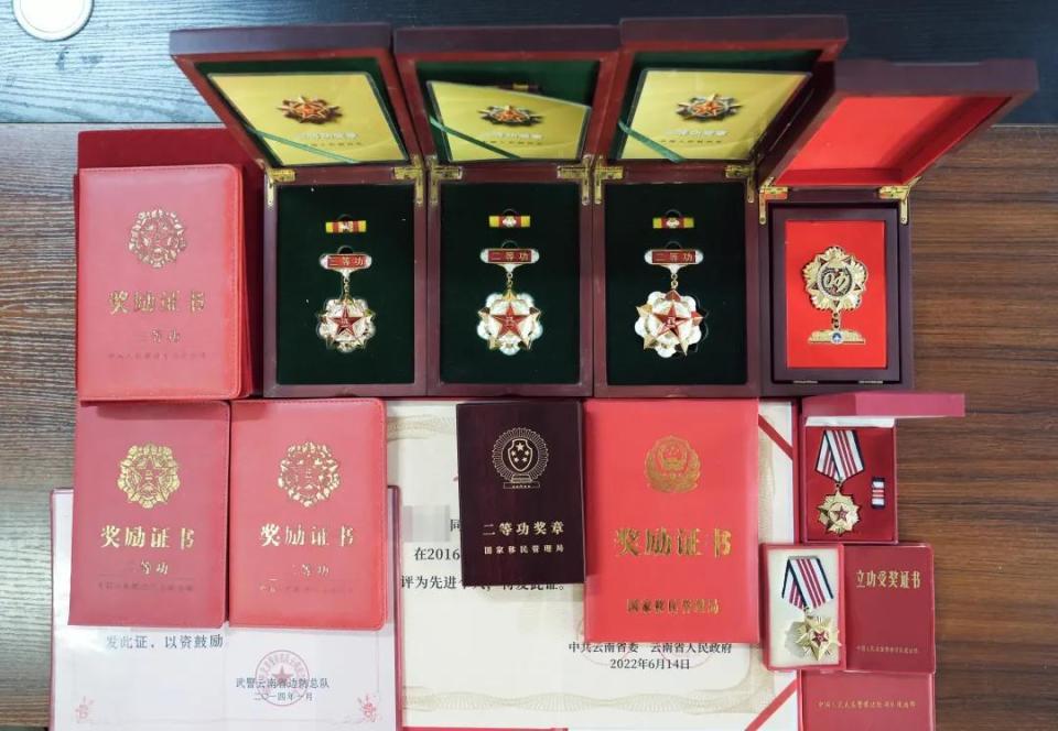 云南一位缉毒警察:为了不暴露身份,给自己一支烟的时间打盹,烟烫到手指就会惊醒! 云南一位缉毒警察:为了不暴露身份,给自己一支烟的时间打盹,烟烫到手指就会惊醒!