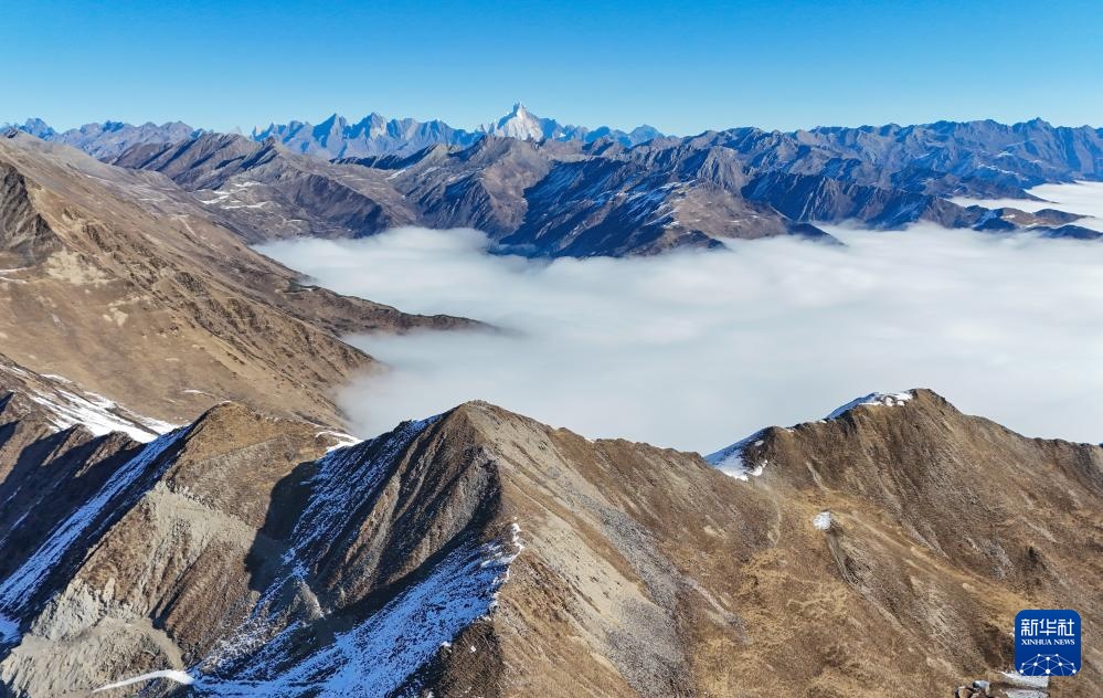 夹金山：冬日云海漫山间