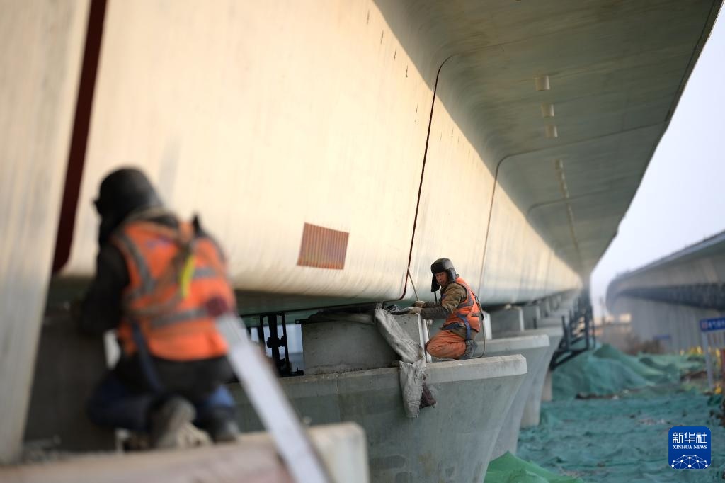 西十高铁西安方向箱梁架设完成