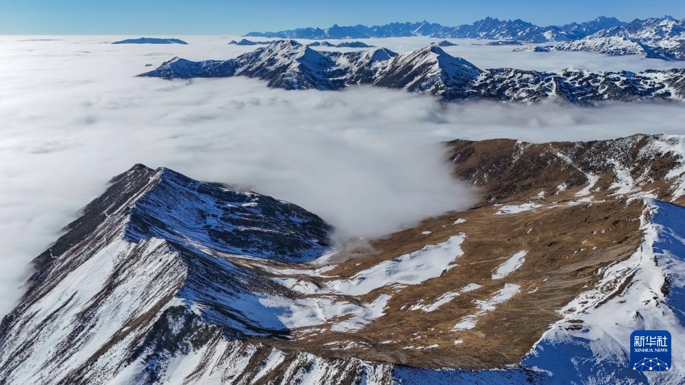 夹金山：冬日云海漫山间