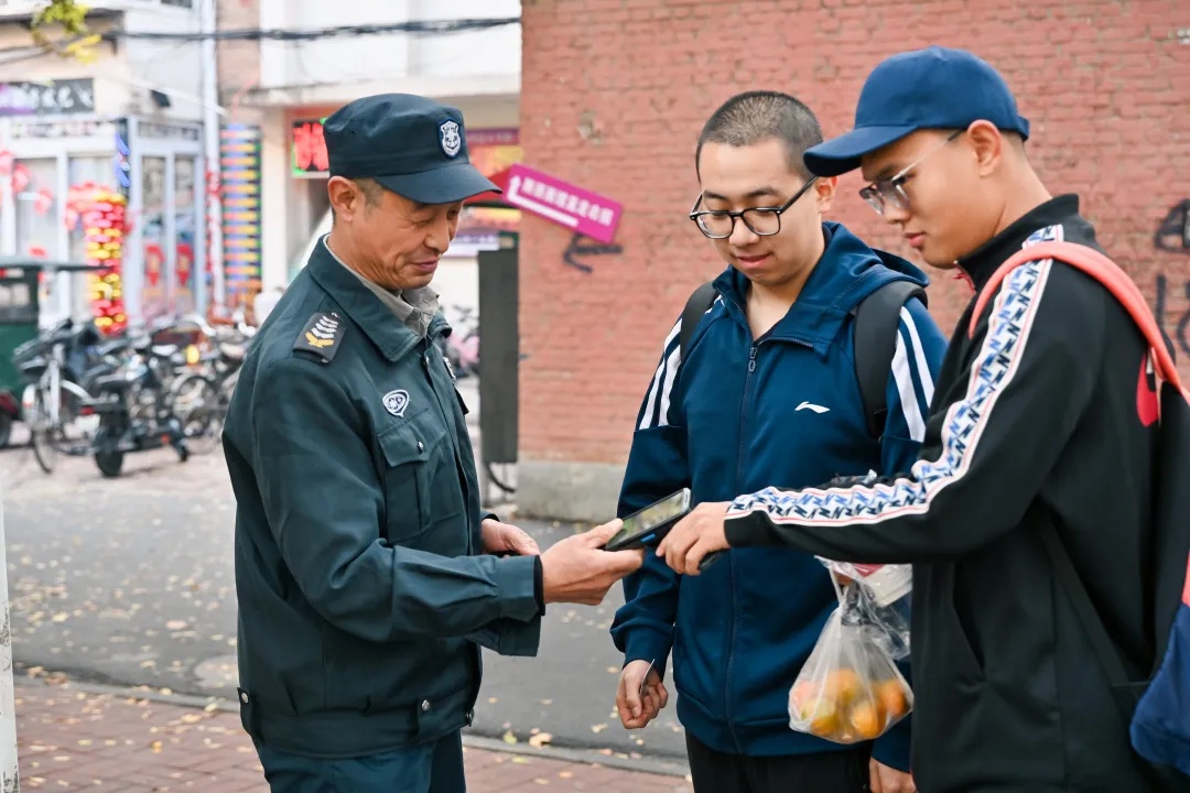 这位天津高校保安火了！