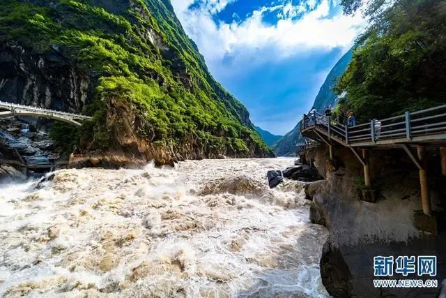 李现打卡虎跳峡拍出“人生照片”！很多人想Get同款，景区提醒→