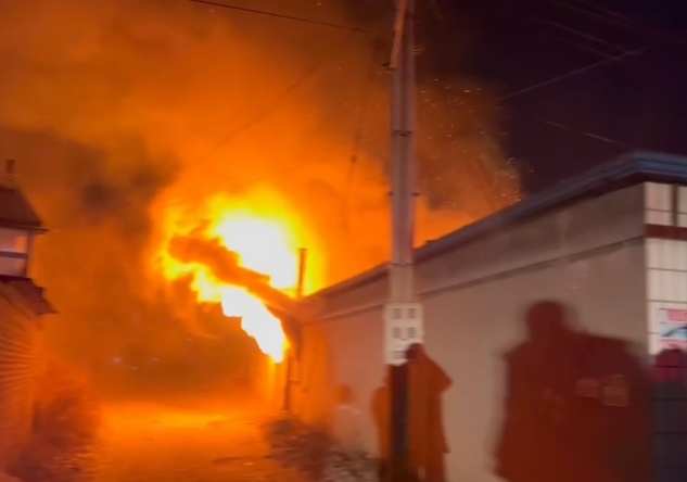 火炕失控烧家,消防员二进火场救下大爷价值8000的“履珍” 火炕失控烧家,消防员二进火场救下大爷价值8000的“履珍”