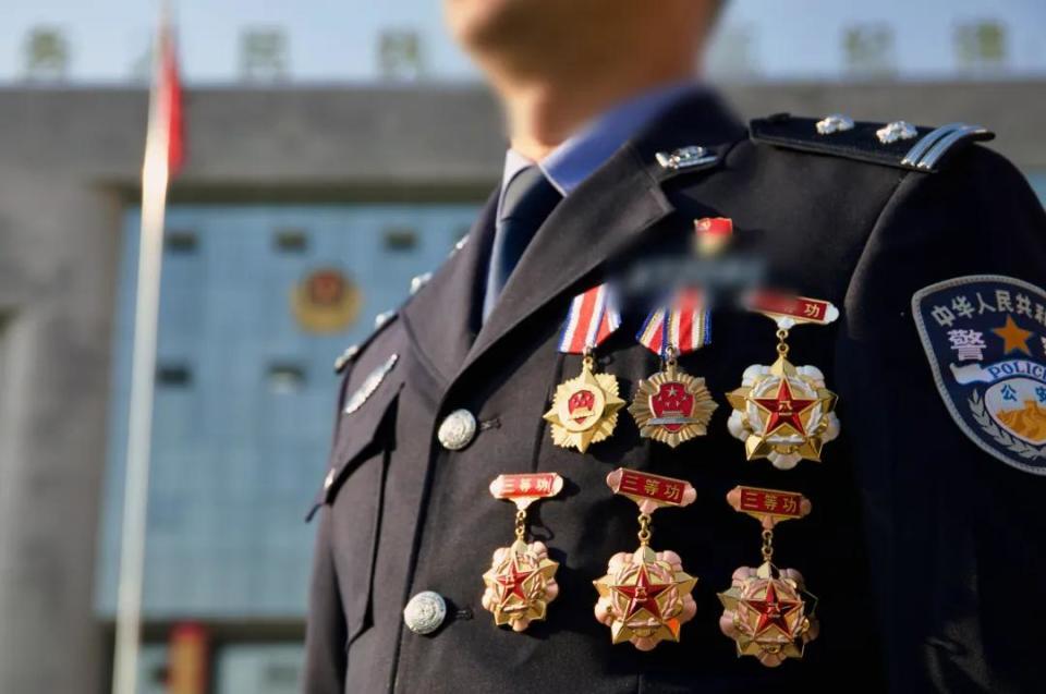 云南一位缉毒警察:为了不暴露身份,给自己一支烟的时间打盹,烟烫到手指就会惊醒! 云南一位缉毒警察:为了不暴露身份,给自己一支烟的时间打盹,烟烫到手指就会惊醒!