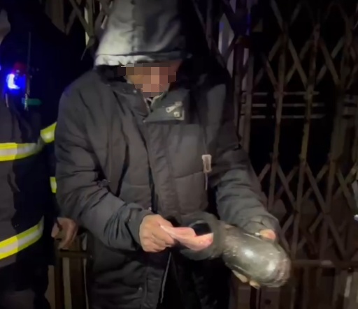 火炕失控烧家,消防员二进火场救下大爷价值8000的“履珍” 火炕失控烧家,消防员二进火场救下大爷价值8000的“履珍”