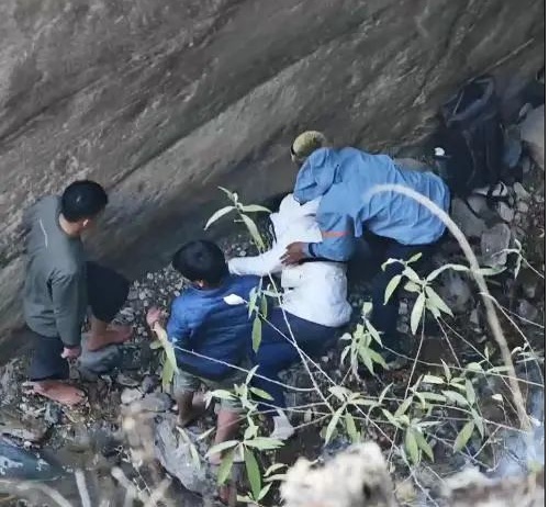 当红男演员悬崖边举国旗拍照爆火！景区紧急提醒→