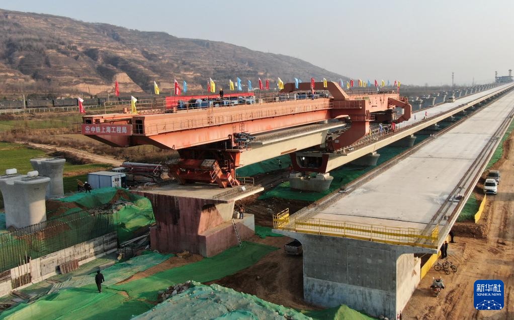 西十高铁西安方向箱梁架设完成