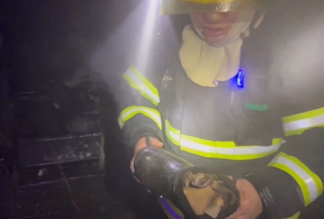 火炕失控烧家,消防员二进火场救下大爷价值8000的“履珍” 火炕失控烧家,消防员二进火场救下大爷价值8000的“履珍”