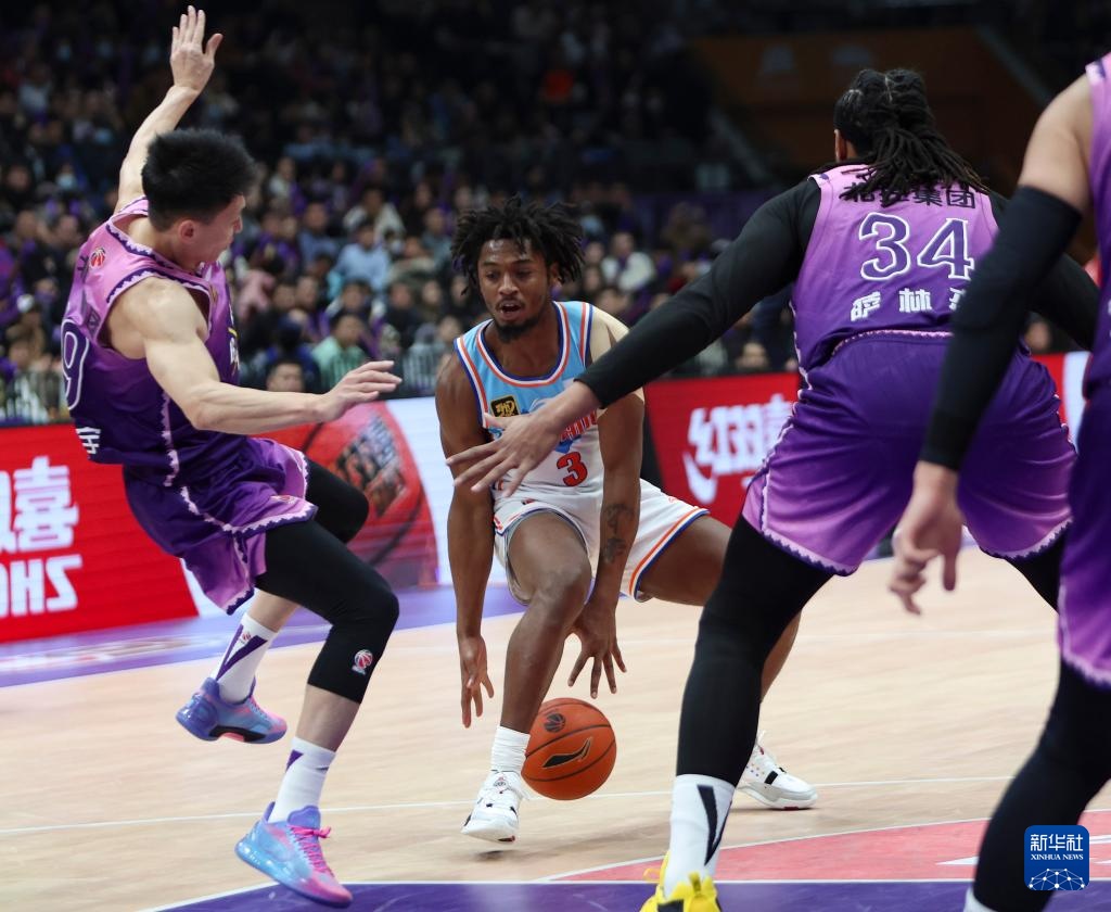 CBA常规赛:北京控股不敌新疆伊力特 CBA常规赛:北京控股不敌新疆伊力特