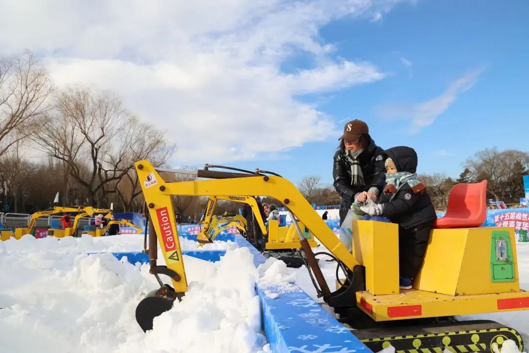 @北京的朋友:周末走起?去公园玩雪! @北京的朋友:周末走起?去公园玩雪!