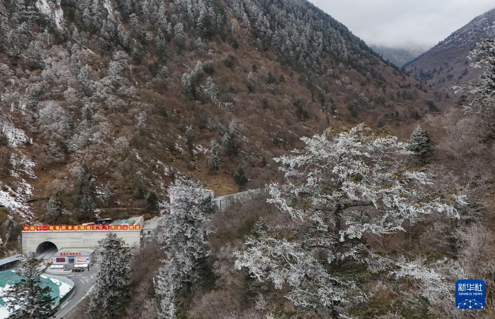 新华全媒+丨中央红军长征翻越的第一座大雪山夹金山隧道贯通