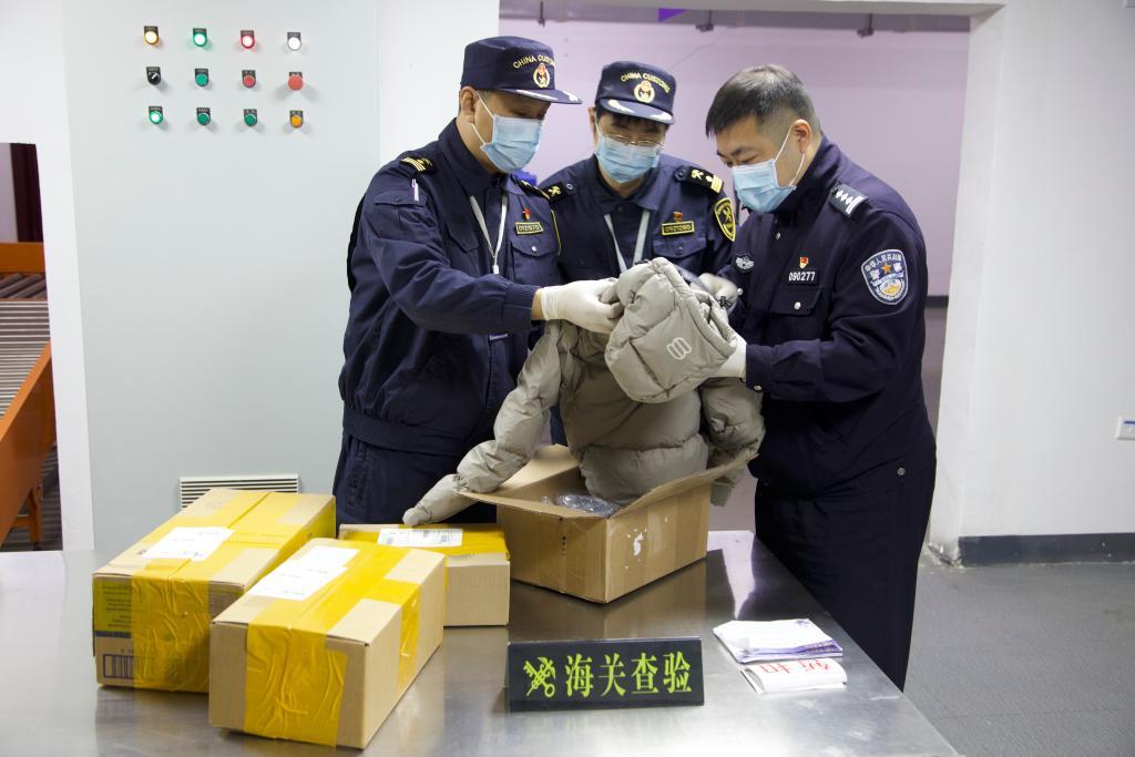 大连海关破获一起特大走私服装案 总案值超7亿元 大连海关破获一起特大走私服装案 总案值超7亿元
