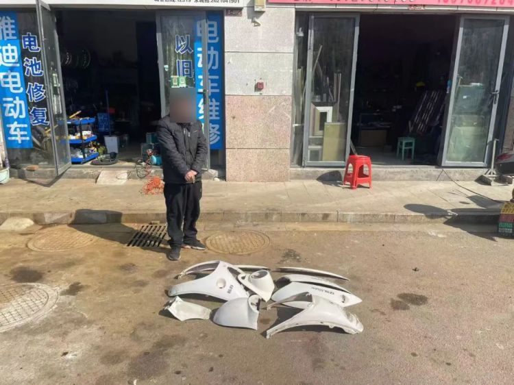 一男子嫌走路太累，半路偷车代步被抓