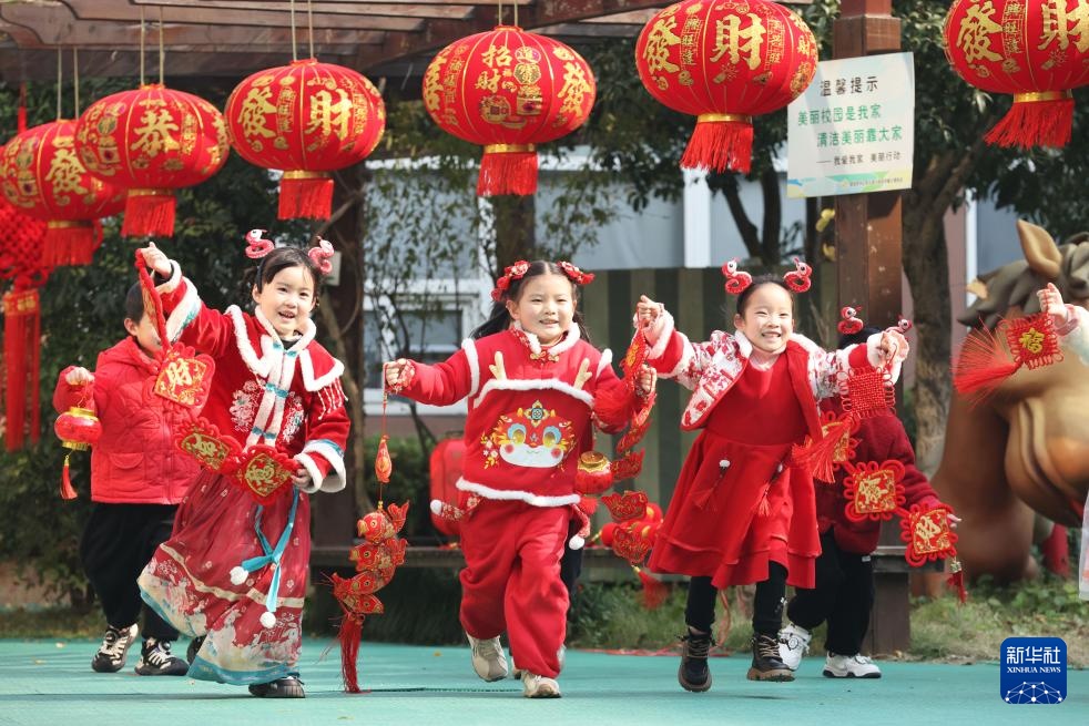 多彩校园活动迎新年