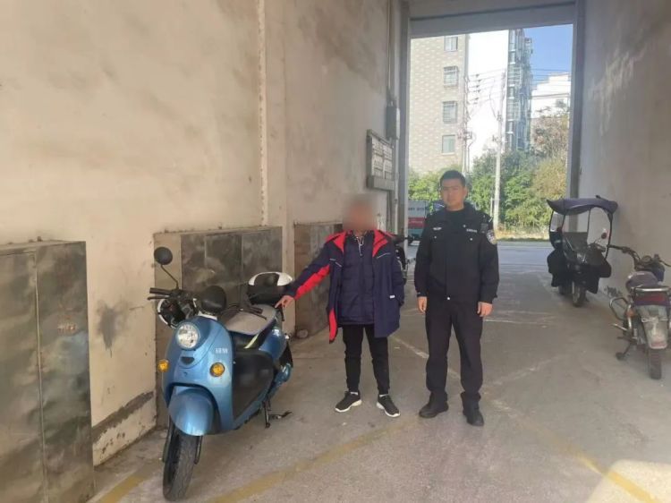 一男子嫌走路太累，半路偷车代步被抓
