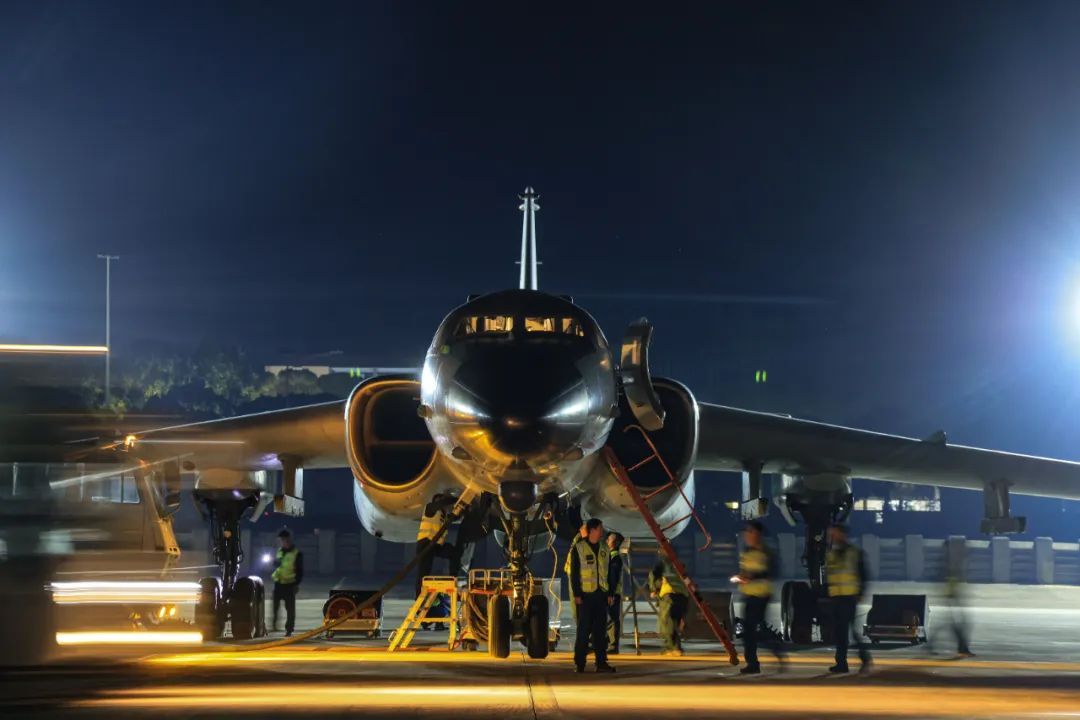 南部战区空军航空兵某部组织跨昼夜飞行训练