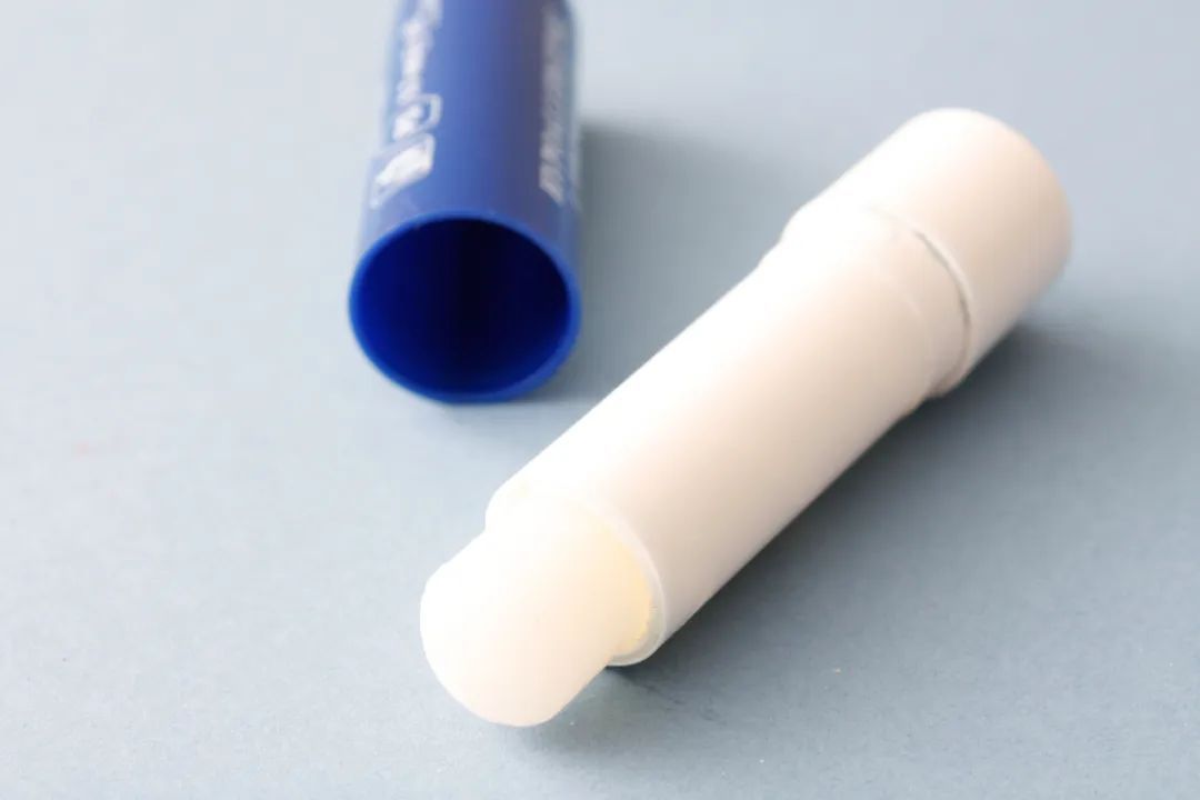 嘴唇干裂容易起皮，只是因为秋冬季节气候干燥？可能是这种习惯害了你