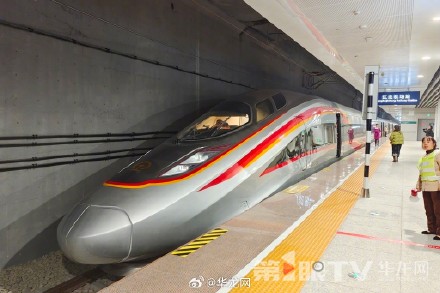 重庆地区首次配属!CR400AF-S智能提升型复兴号动车组上线运营 重庆地区首次配属!CR400AF-S智能提升型复兴号动车组上线运营