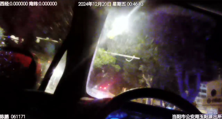 凌晨，宜昌一男子被合成不雅照威胁