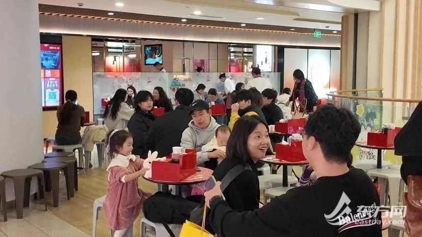 烤串店开海外账号、火锅店员学韩语！免签“流量”变商场“留量”，上海商家拼了！