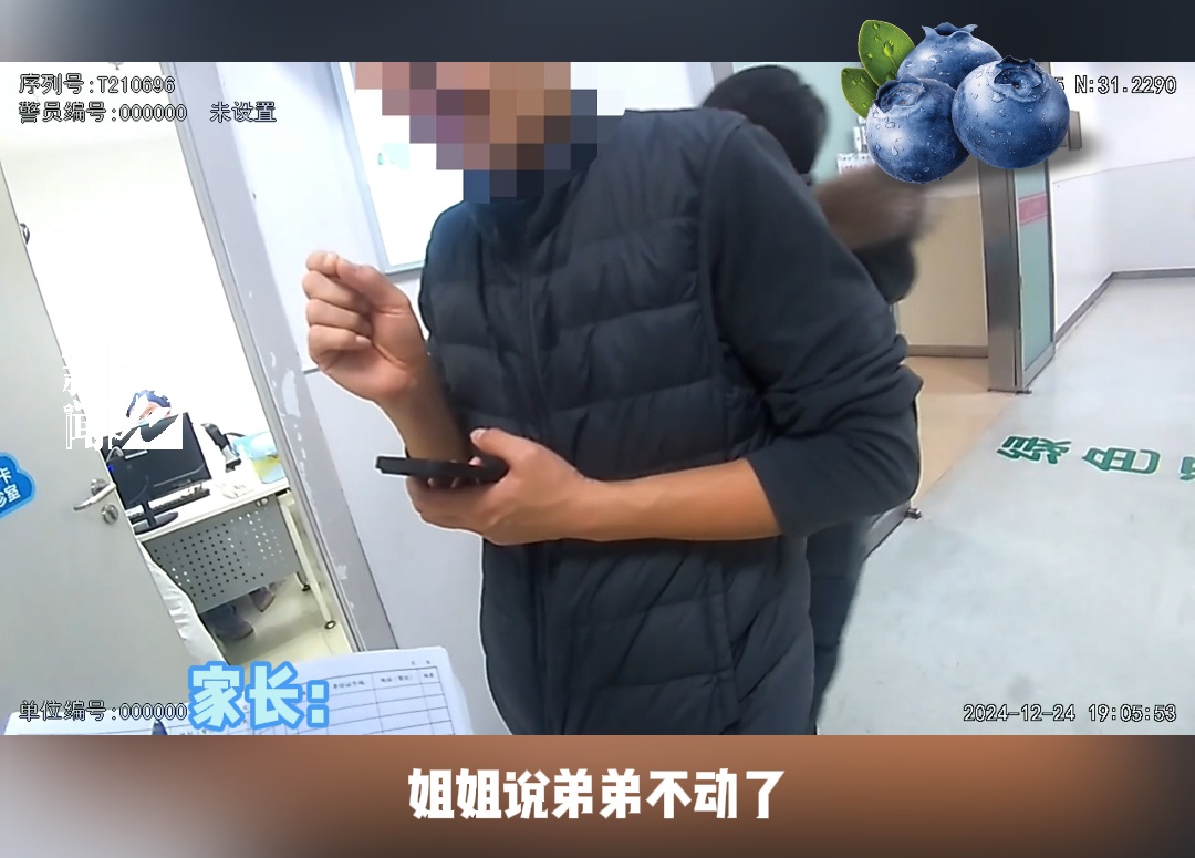 姐姐心疼幼弟高烧不退，一个举动致其呼吸微弱！警方出动