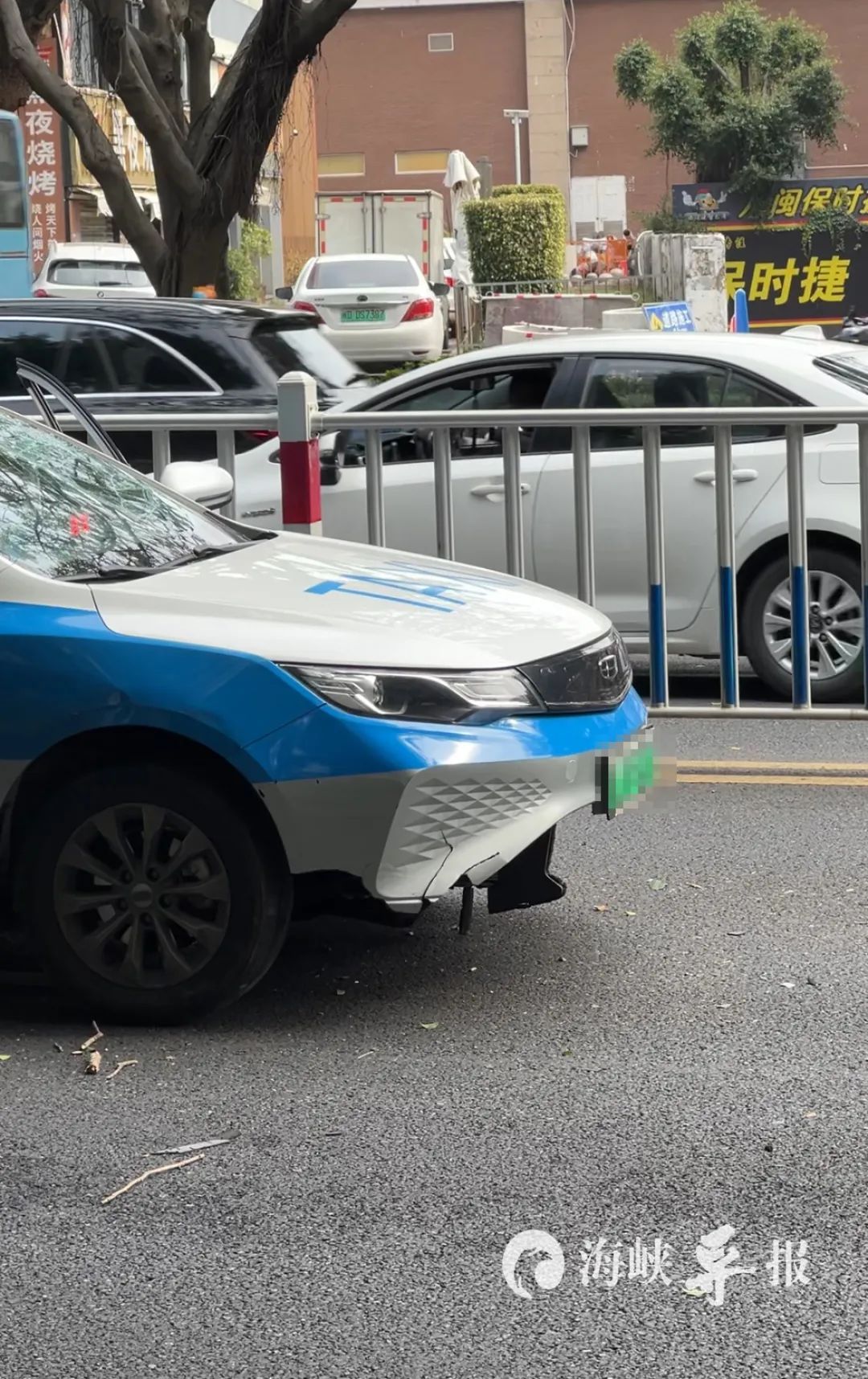 厦门莲坂突发!一辆出租车被砸…… 厦门莲坂突发!一辆出租车被砸……