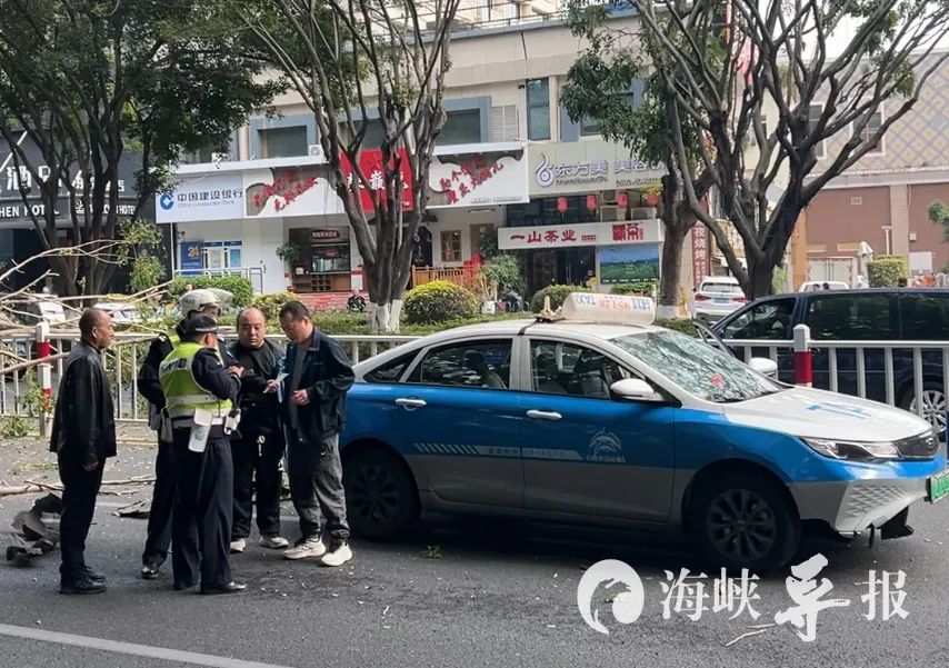 厦门莲坂突发!一辆出租车被砸…… 厦门莲坂突发!一辆出租车被砸……