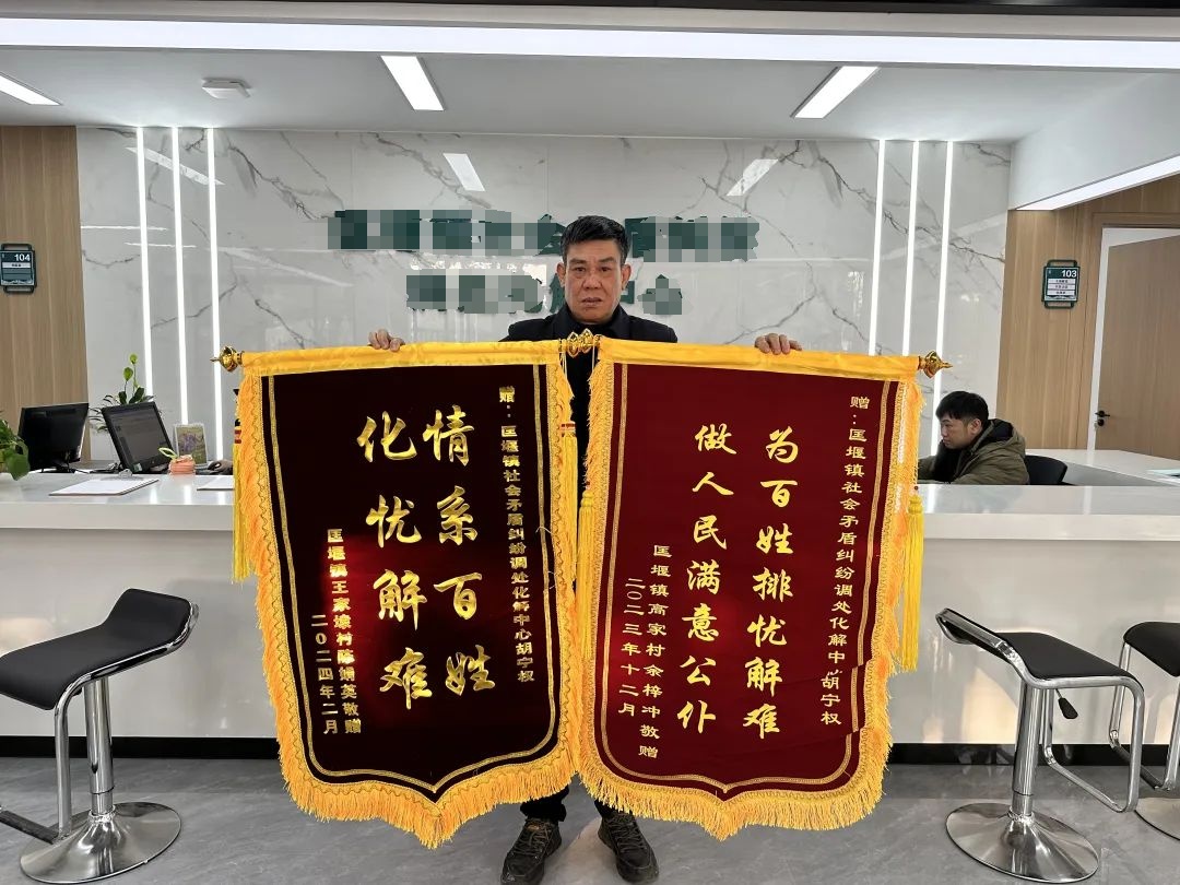 仗义!这群抬车救人的英雄 仗义!这群抬车救人的英雄