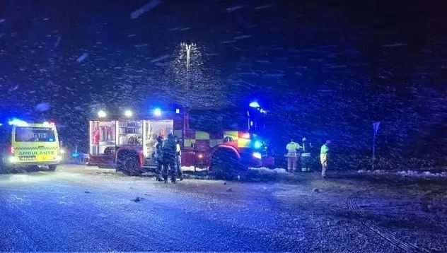 突发!挪威一大巴侧翻,载有约20名中国游客 突发!挪威一大巴侧翻,载有约20名中国游客