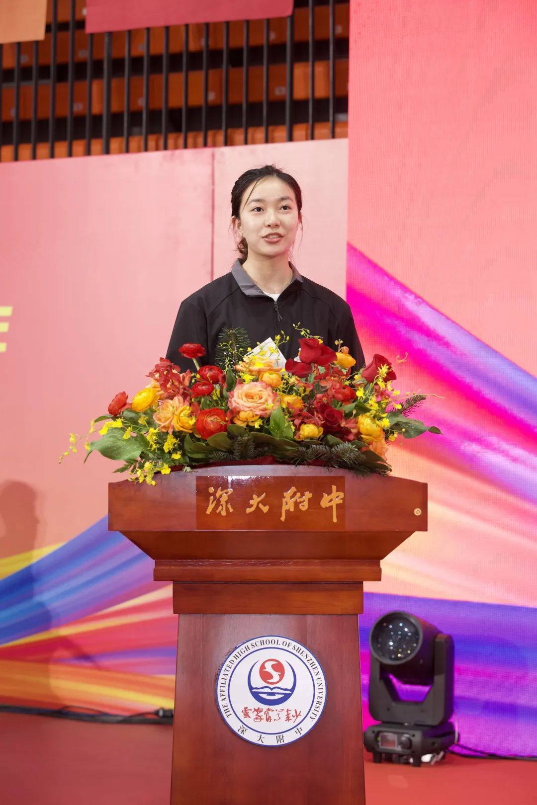 孙颖莎现身深圳！“坚持你所热爱，追逐你所相信”