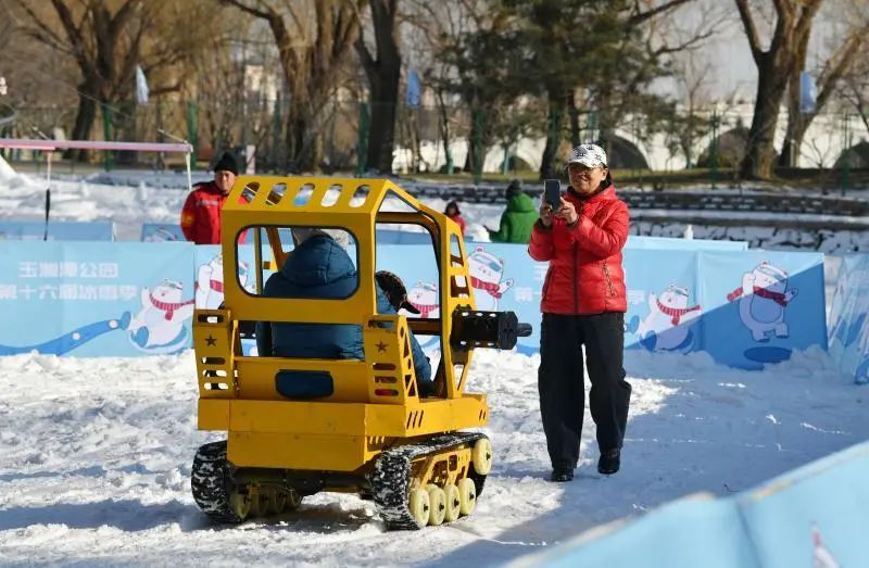 去玩雪喽！今起，北京三家公园雪场开张，首次推出新玩法