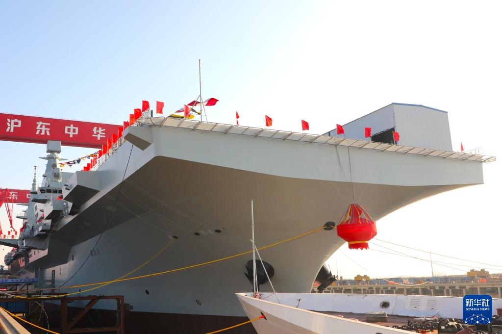 中国海军076两栖攻击舰首舰下水命名