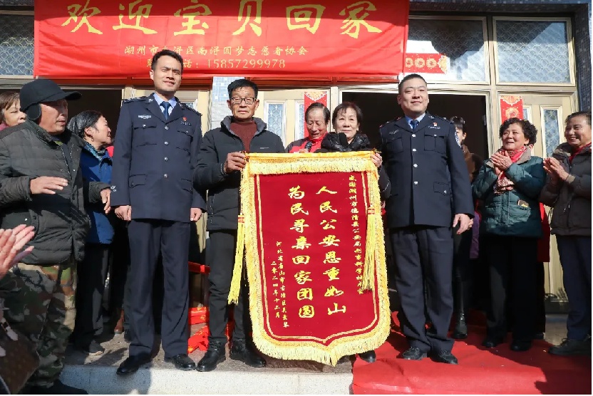 重逢拥抱,他们等了66年! 重逢拥抱,他们等了66年!