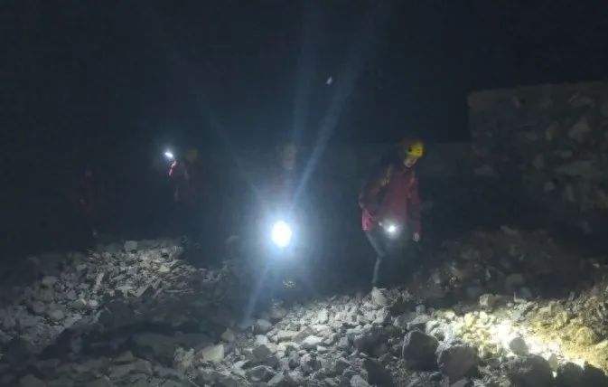 寒夜搜救！四名驴友被困北京怀柔——