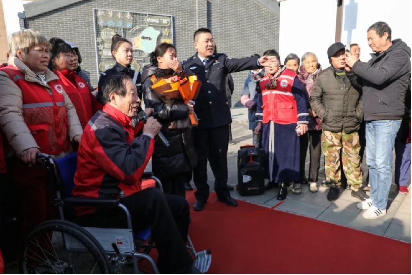 重逢拥抱,他们等了66年! 重逢拥抱,他们等了66年!